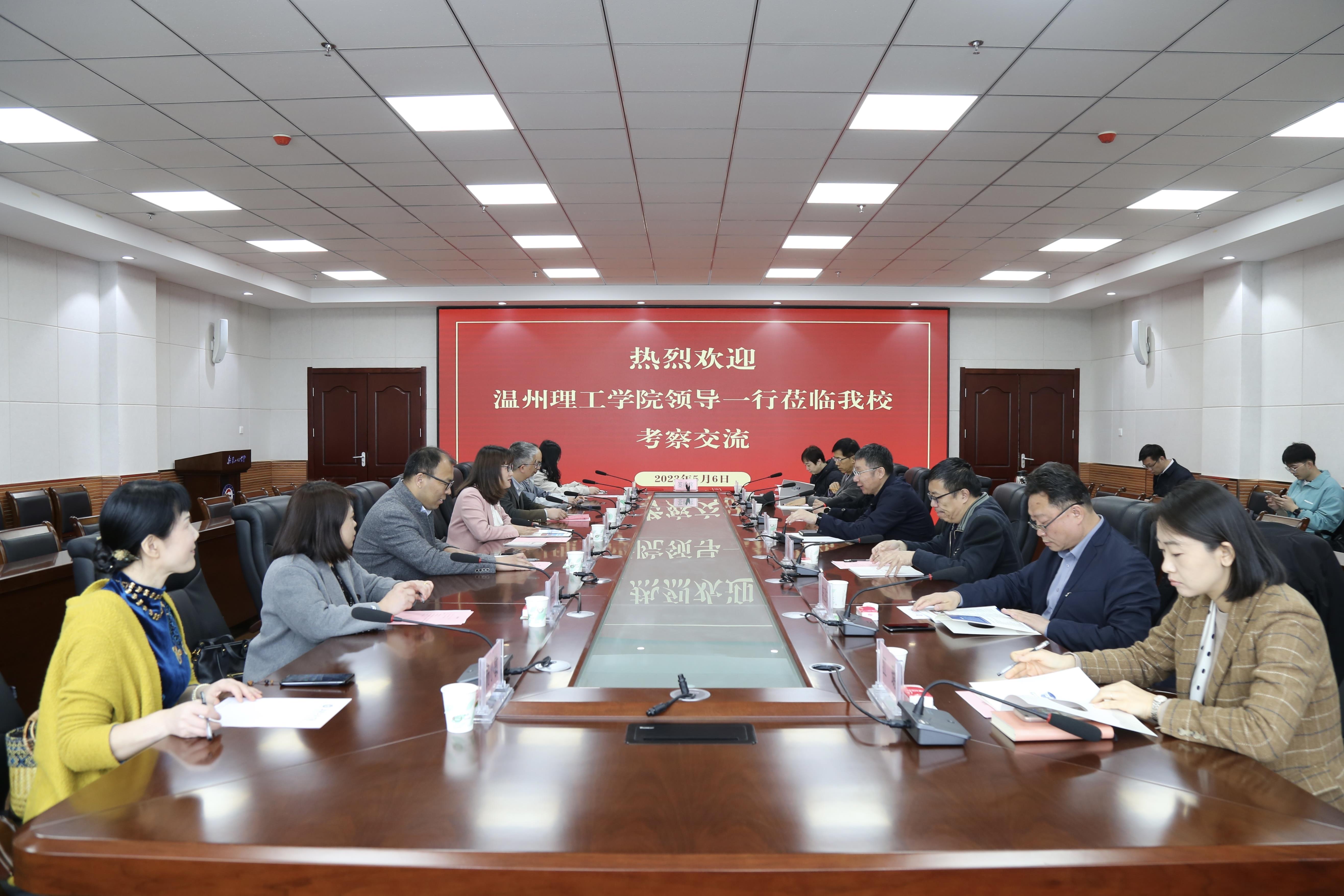2.交流会现场.jpg